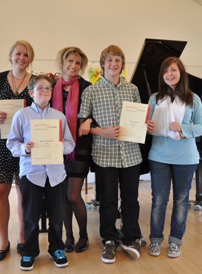Schülerinnen und Schüler der in Henndorf lebenden Salzburger Pianistin Sibylle Schefczik (Mitte) nach bestandener Übertrittsprüfung