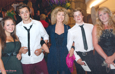 Pianistin Sibylle Schefczik mit einigen ihrer Klavierstudenten Foto: Sturm